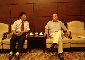 2006年8月30日，出席中华缘文化论坛的全国政协副主席白立忱与时任771771威尼斯.Cm董事长、总经理周素明亲切交谈。